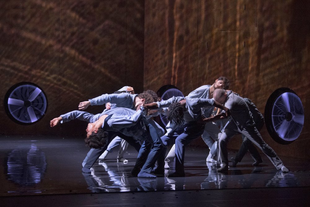 Dix nouveaux danseurs interprètent Zéphyr, dernier spectacle de Mourad Merzouki. - Photo : Laurent Philippe